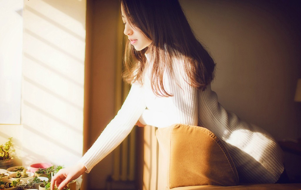 如果知道这些人的想法，估计庞统等人会直翻白眼，江湖上号称三绝的邓展就是被这么个孩子给弄死的，年纪虽然不大，但眼界可不低，吕布对吕征的培养可不仅仅是死读书那么简单，长安城到洛阳，大小衙门这小子都窜遍了，而且每年吕布都会带着吕征去趟塞外，见识一番真正的厮杀，无论是治理地方的实践能力，还是对部队的统帅指挥，扔给他一个县城，未必就比庞统这些牛人做的差，而且是军政皆通的那种。